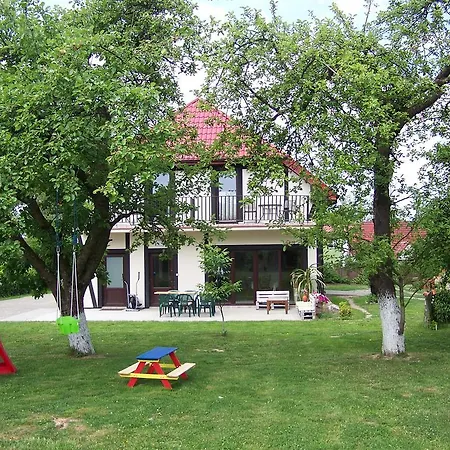 W Jabloniowym Sadzie